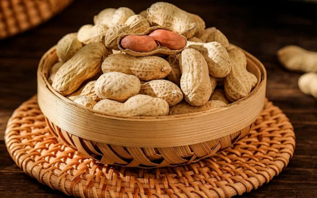 高血压不敢吃花生？上海交大研究表明：不想血压飙升，要远离这3样高血压患者不