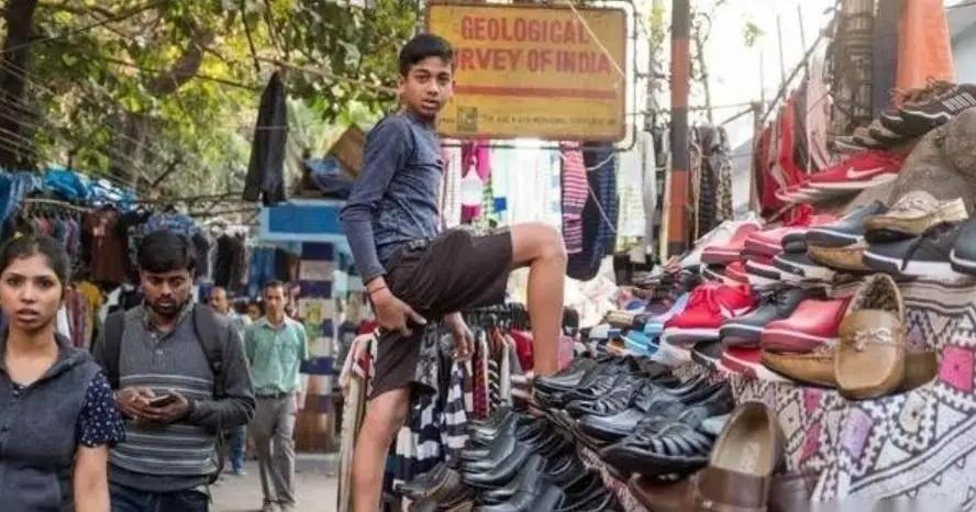 一个印度商人在义乌订了两千双鞋，交了定金后直接坐地起价，非要货到他印度老家了再结