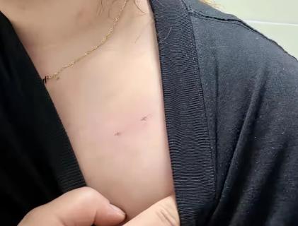 云南昭通，朱女士送女儿上学后回家准备洗澡，刚脱完衣服，就听到客厅有陌生男人的脚步