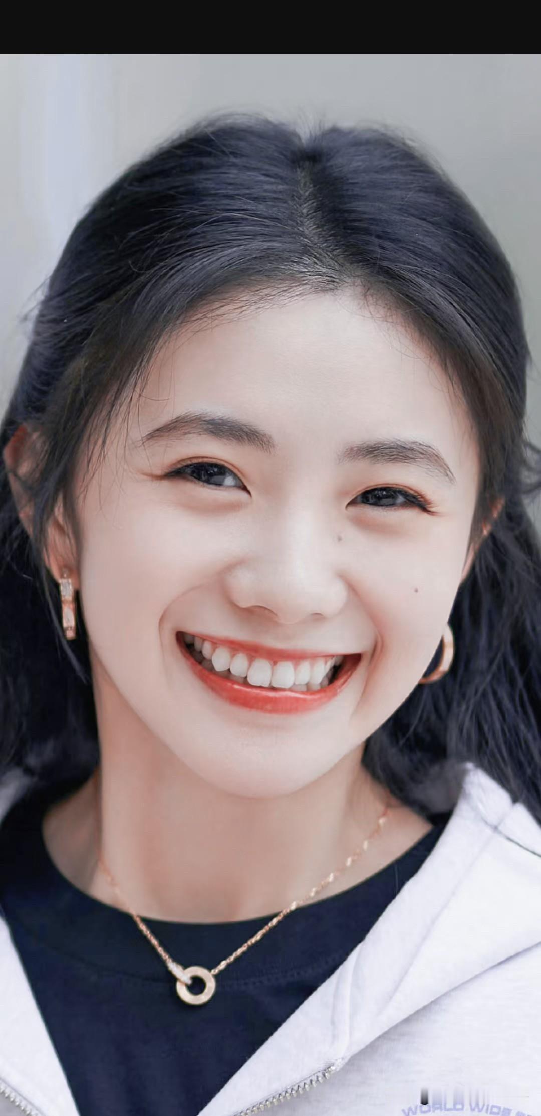 刘浩存真的有一种超越彩虹的独特魅力！看她的写真照，每一张都像高清女神壁纸。她的