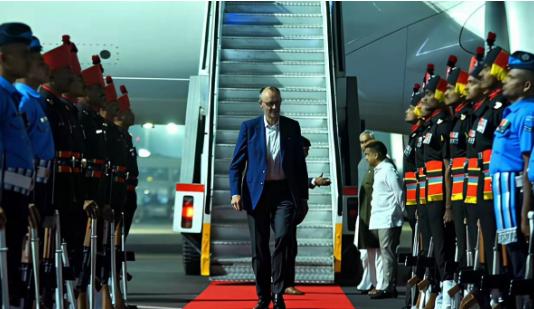 默茨访华，一个细节暴露他的心态：和访问印度完全不同！ 默茨这次访华，一个小细