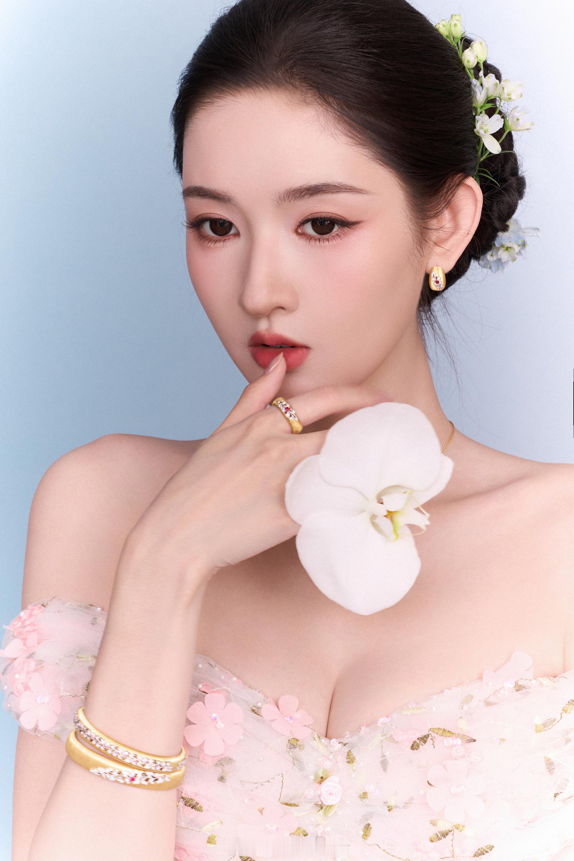 王玉雯因档期冲突不出演扫黑铁证王玉雯不出演铁证的原因21日，曝铁证王玉雯换张艺