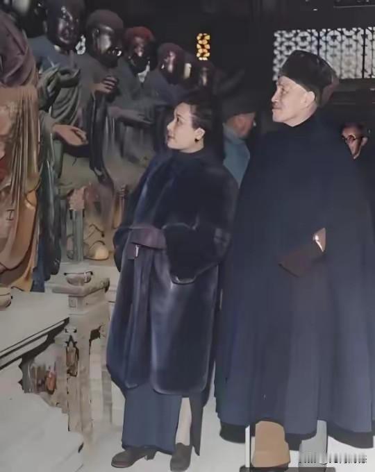 老蒋领着媳妇参观罗汉像，感觉有些很奇怪，甚至有些不可思议，真没有想到他们两口子能