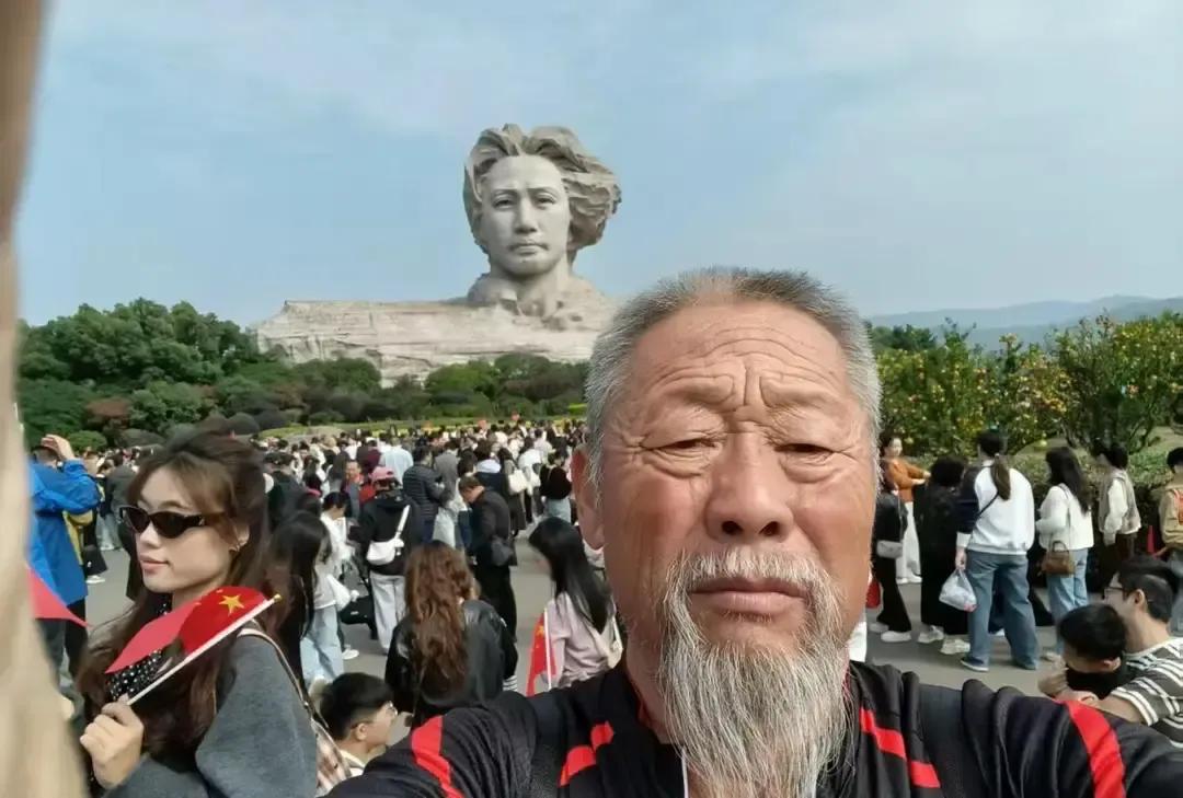 67岁山西大爷蹬了24天单车，从定襄一路踩到海口，三千公里说干就干。路上住乡镇