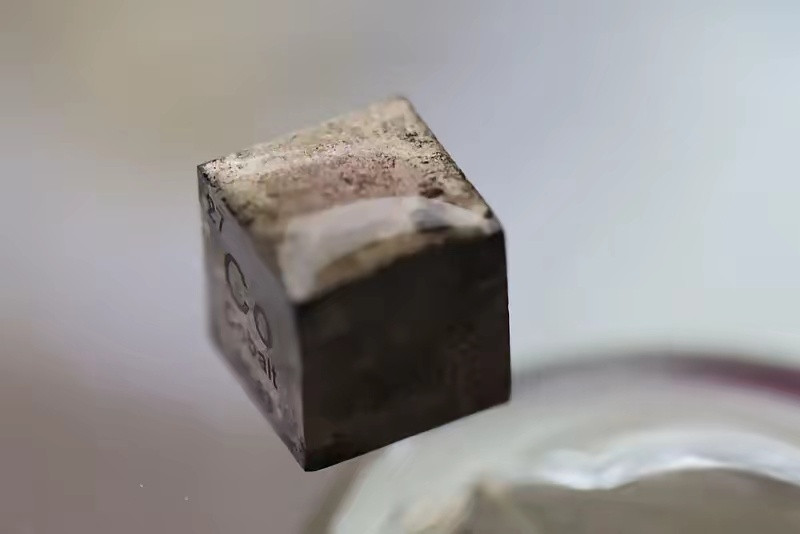 有一种金属，硬到连传统的熔炉都拿它没辙。它的熔点高达3422摄氏度，比铁的熔点高