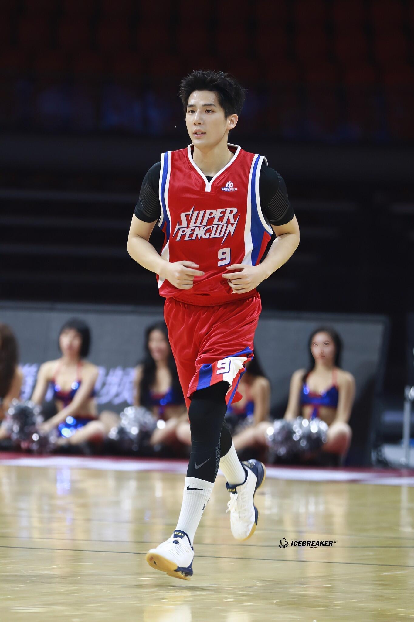 王安宇野生球王王安宇踢球也能出神图我们王安宇球类运动这一块回顾一下早期的篮球cr