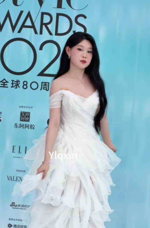 沈佳润一身白裙红毯亮相，几个有意思的细节不愧是韩团出来的，沈佳润非常擅长摆p