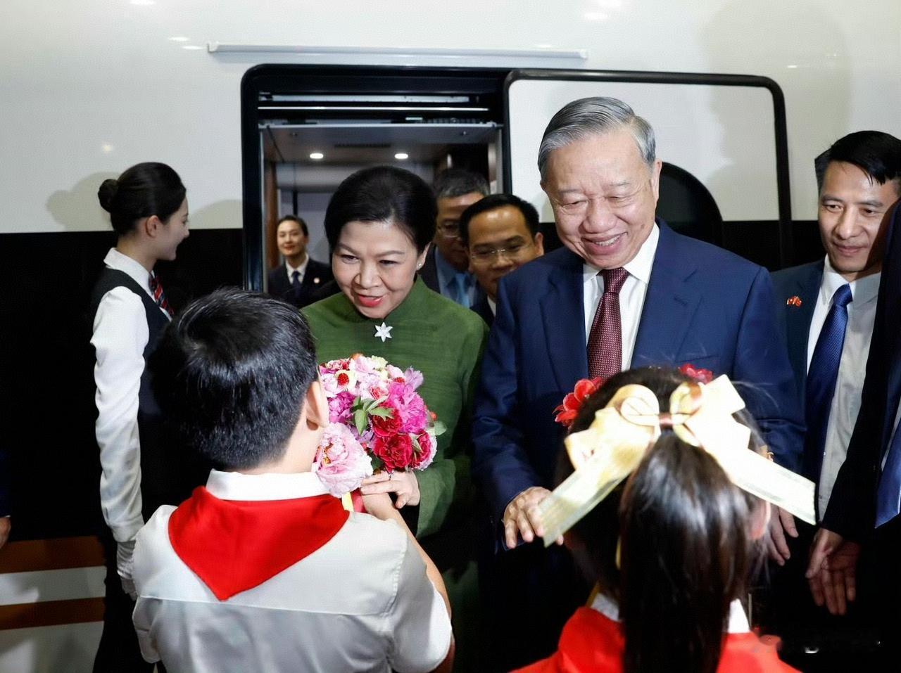 为苏主席点赞！看了下，苏林是1957年生人，今年69岁。也是一把年纪了，还这么