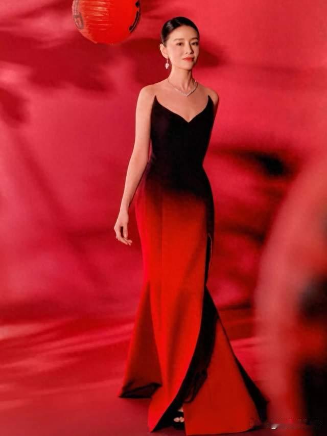 董洁新年氛围感大片曝光 红裙勾勒东方女性魅力