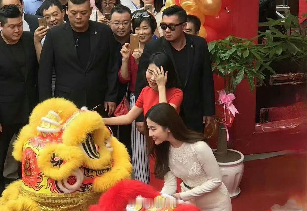 刘亦菲竟然出现在小县城某商城，腰臀好顶啊