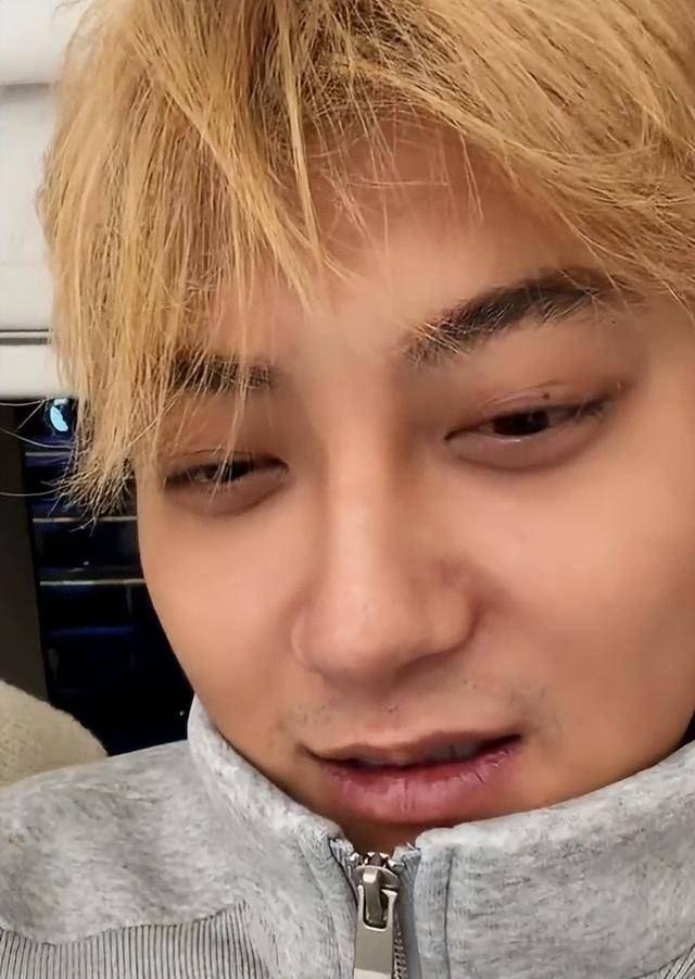 杭州径山寺的香客里，32岁的黄子韬顶着一头金发，穿着臃肿的黑色羽绒服，双手合十。