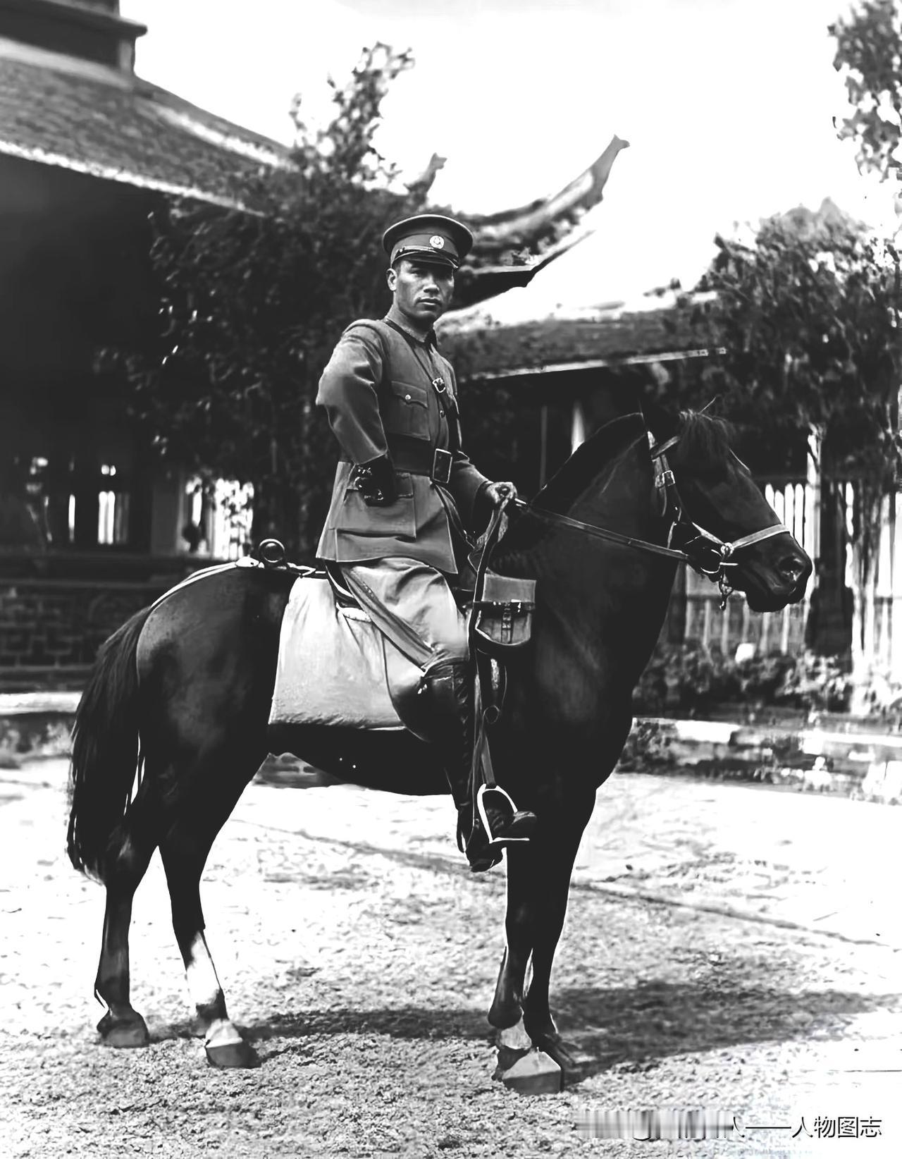 青年蒋介石骑马照