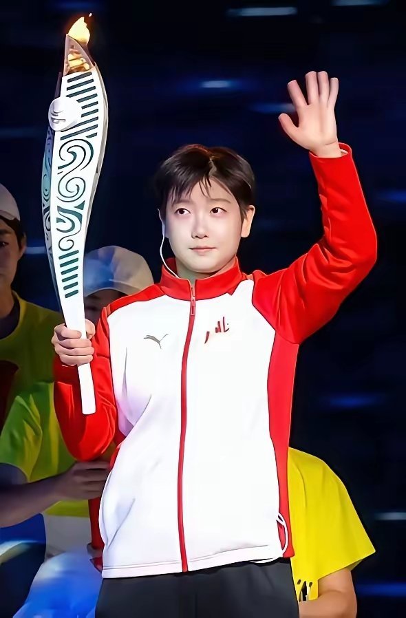 河北运动会开幕式，孙颖莎是不出意外的出了意外[捂脸哭]莎莎不负众望站错位置了[呲牙笑]我们可爱的莎莎