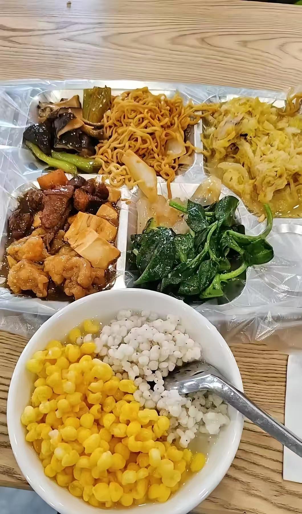 以后都不想做饭了，楼下开了一家自助盒饭，13块钱随便吃。13元随便吃真划算，以后