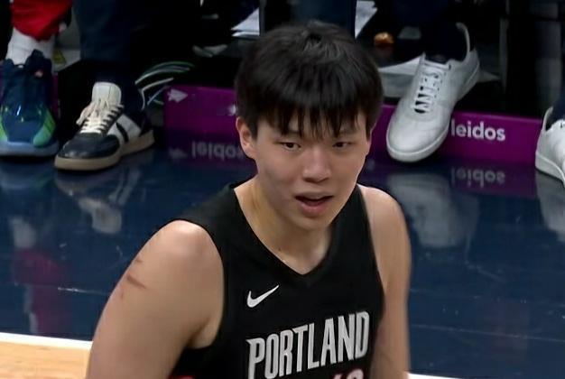 杨瀚森学费要收回来了！在开拓者客场意外输给奇才的比赛中发生尴尬又疯狂一幕：克林根