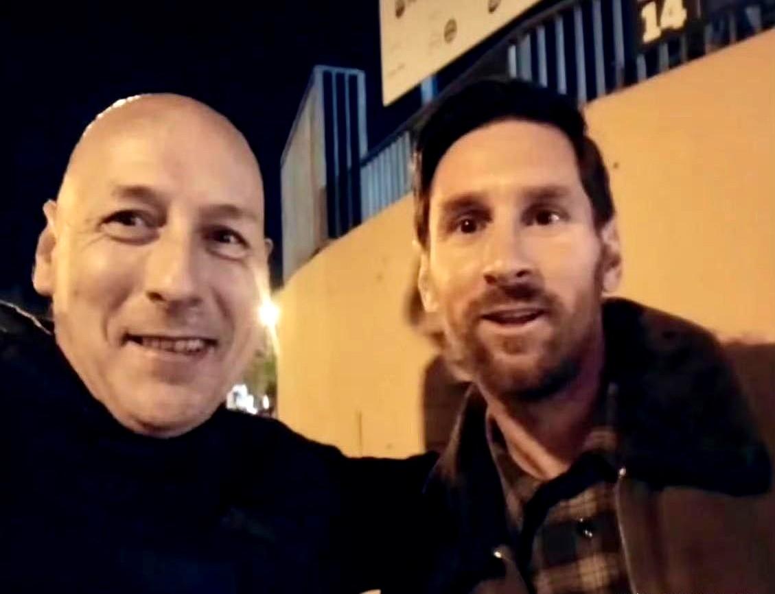 全城闭嘴，只为让他安静回家梅西踏进巴塞罗那旧街区，手机全收进口袋，没人开直播