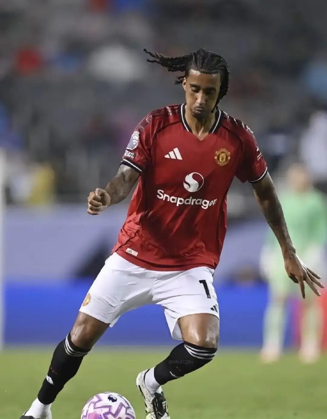 看着场上迷茫的约罗，我不禁感叹，这哪里是踢球，分明是一场造价昂贵的“职场霸凌”