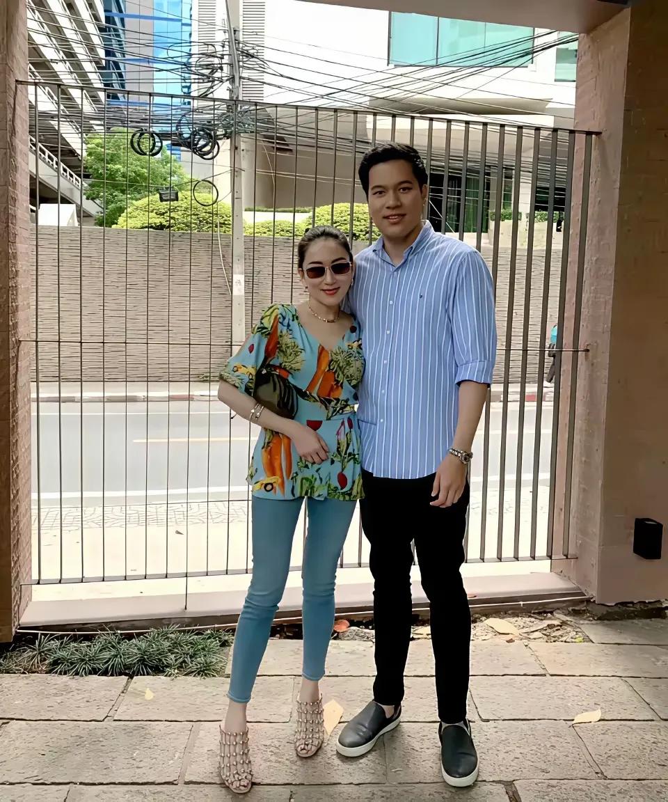 佩通坦最近被网络议论纷纷，一个女人执政真的很不容易，看着她以前的照片，就是一个娇