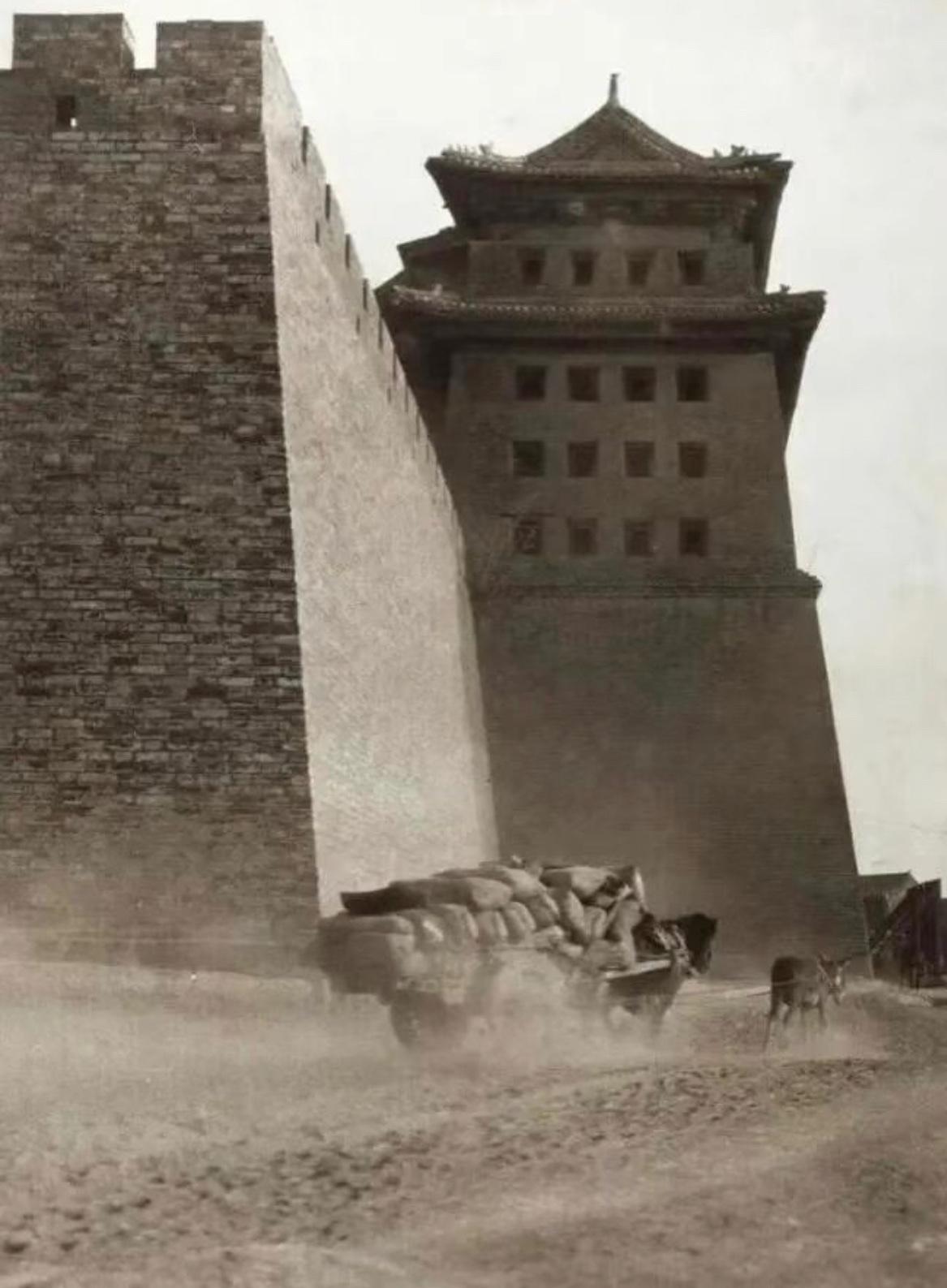 老照片：一百多年前的老北京街道，城墙是宏伟的，古建筑是沧桑而大气的，道路却是灰沙