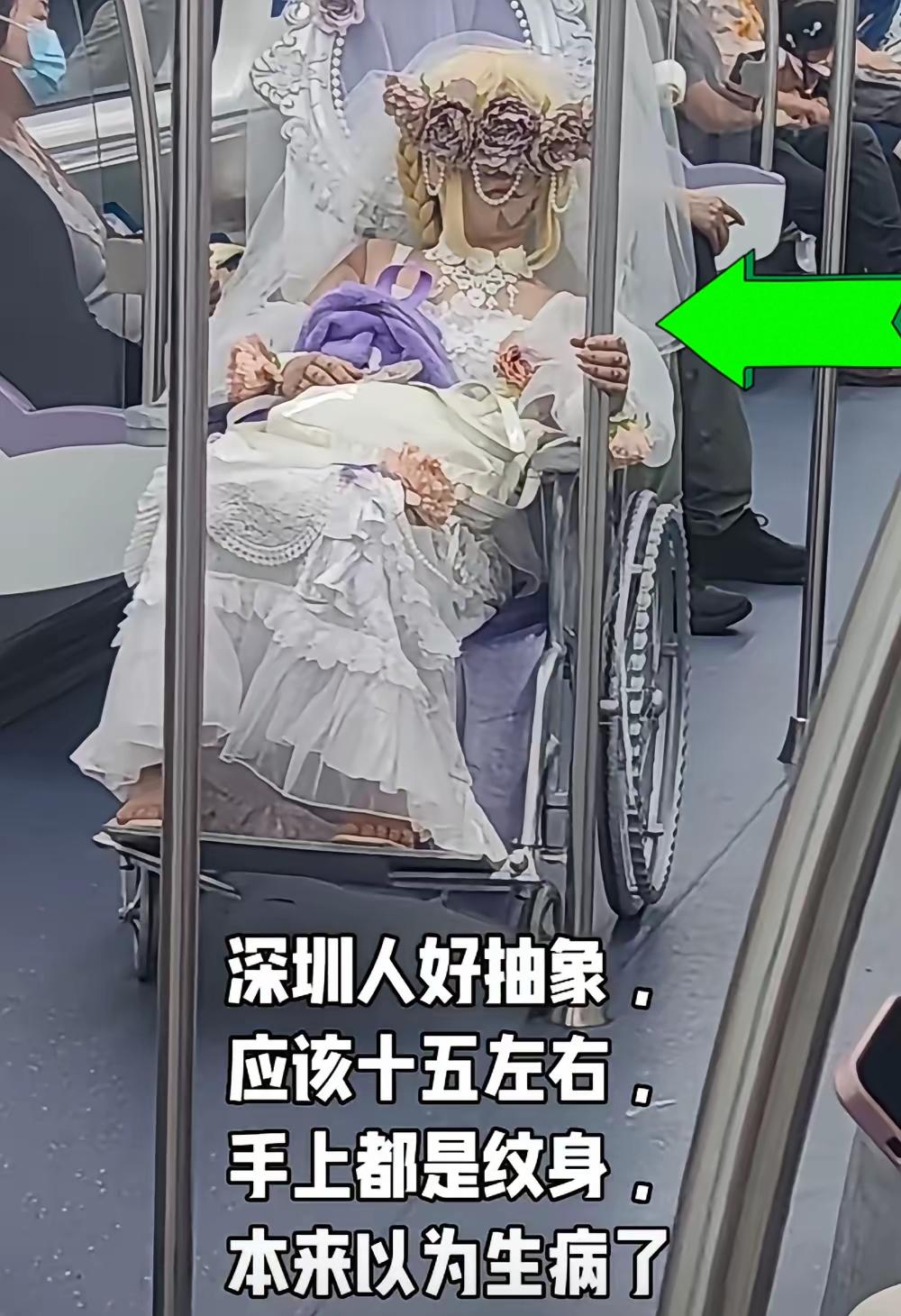 深圳地铁cosplay引围观！代际看法大不同深圳地铁里，十几岁女孩穿特殊装