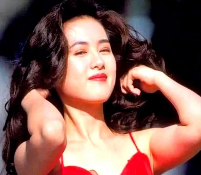 1996年的香港，李丽珍的婚期近了。银行存折里的数字够在加拿大买套小公寓，未婚