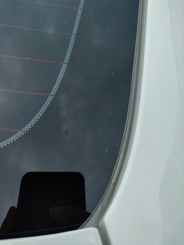 新车三个月不到全车到处生锈刚提车时也有，但没这么多，销售说没事，可以擦掉的，现