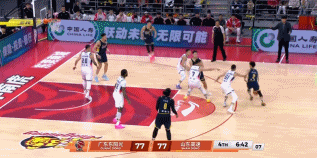 徐杰这个三分球真难啊！第四节6分41秒，山东男篮强势将比分追成77平，广东男