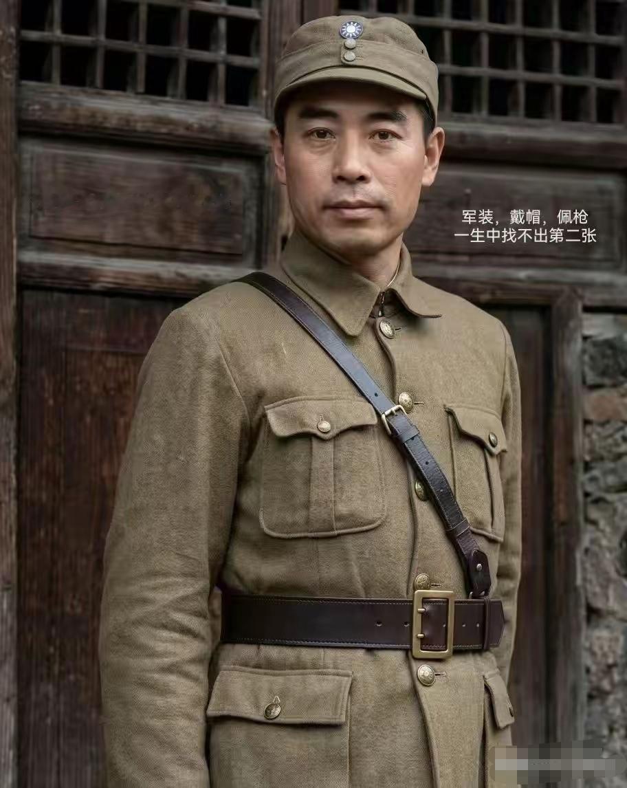 这是周总理在绍兴姑父家照片。​此照片周总理身穿军装，佩枪，戴帽，十分罕见