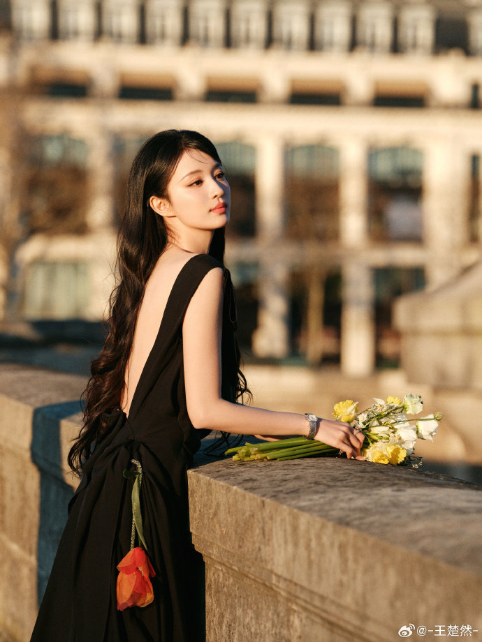 Dior群星于杜乐丽花园中享受春意杜乐丽花园春意正好，星光熠熠赴约而来，李昀锐清