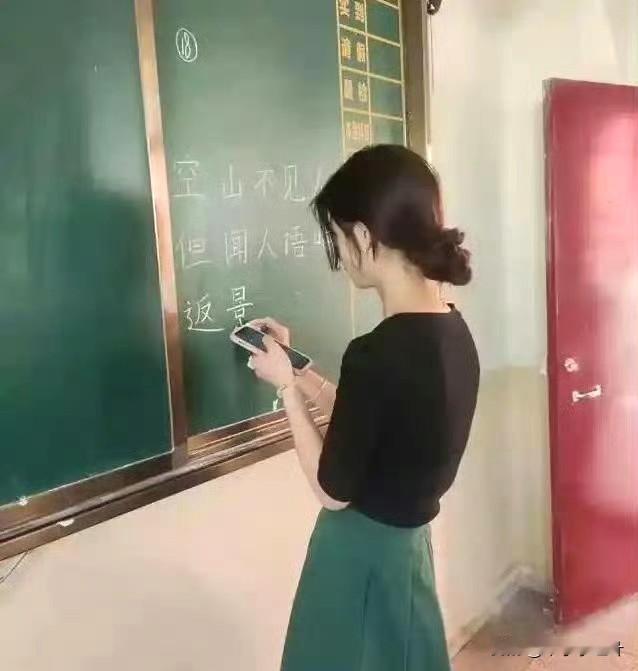 说学生会模仿老师的，那么多老师写字好看的也没见学生模仿去能说出这种话的人估计自