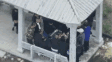 “警察也太拼了，”浙江杭州，一帮赌徒为了避开人群，来到了一片树林，偏僻的墓地赌博