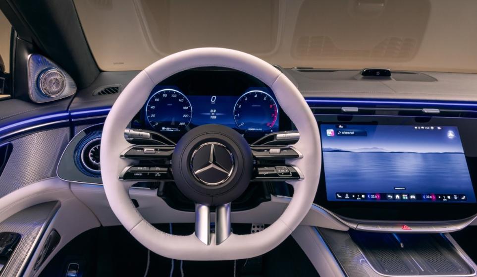 图片中是全新的奔驰S级防弹车「S680GUARD4MATIC」，搭载6.0升