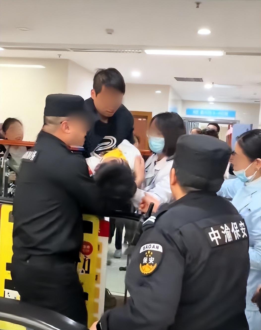 一个5岁左右的孩子从4楼扶梯缝隙坠落到2楼，当场昏迷。事发4月22日重庆医科大学