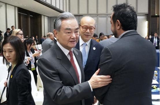 高市早苗终于盼到了？日高官与王毅外长握手破冰，中日或再见一面 2026年