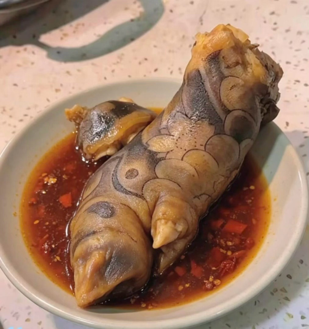 今天的午饭卤猪蹄儿，还不错吧猪蹄​​​