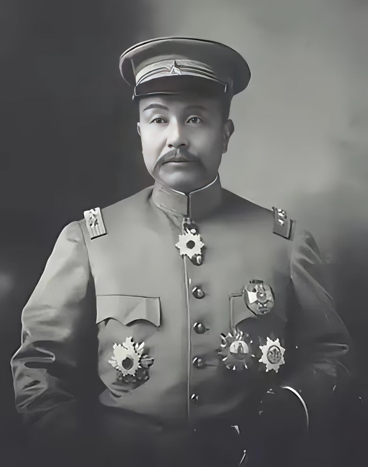 临死前袁世凯把儿子叫到床前：“你不要送葬，开枪打死穿红衣服的人。”几天后，他又把