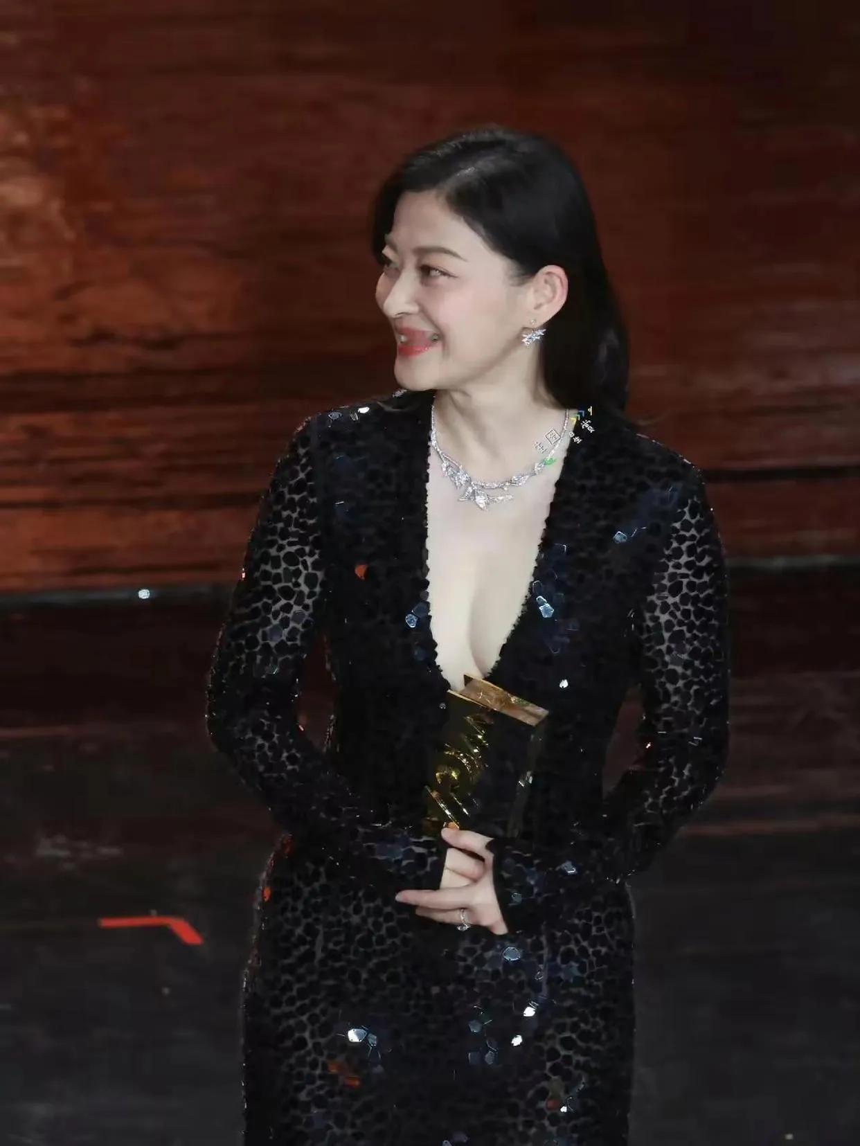 别用偏见定义梅婷的美50岁的梅婷一袭黑裙亮相，却被用“回光返照”形容，实在