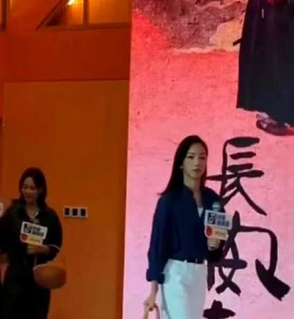 要说这那尔那茜的心理承受能力也是真强，现场活动，演员正登场，台下就有女观众大喊了
