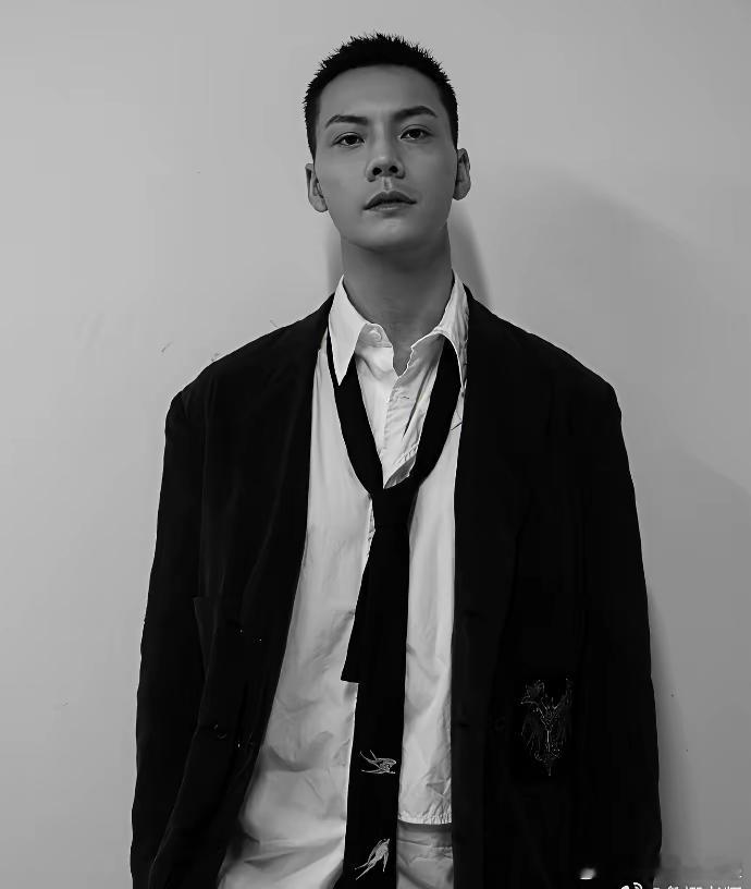 陈伟霆看着一副情场浪子的样子，其实骨子里还挺老实，很长情，只要认准了就不轻易换人