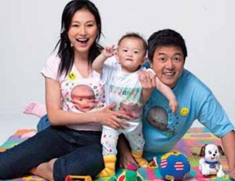 张耕梦是张延和张锦程的独生女儿，名字充满了诗情画意很文艺。大导演徐克还给她取了