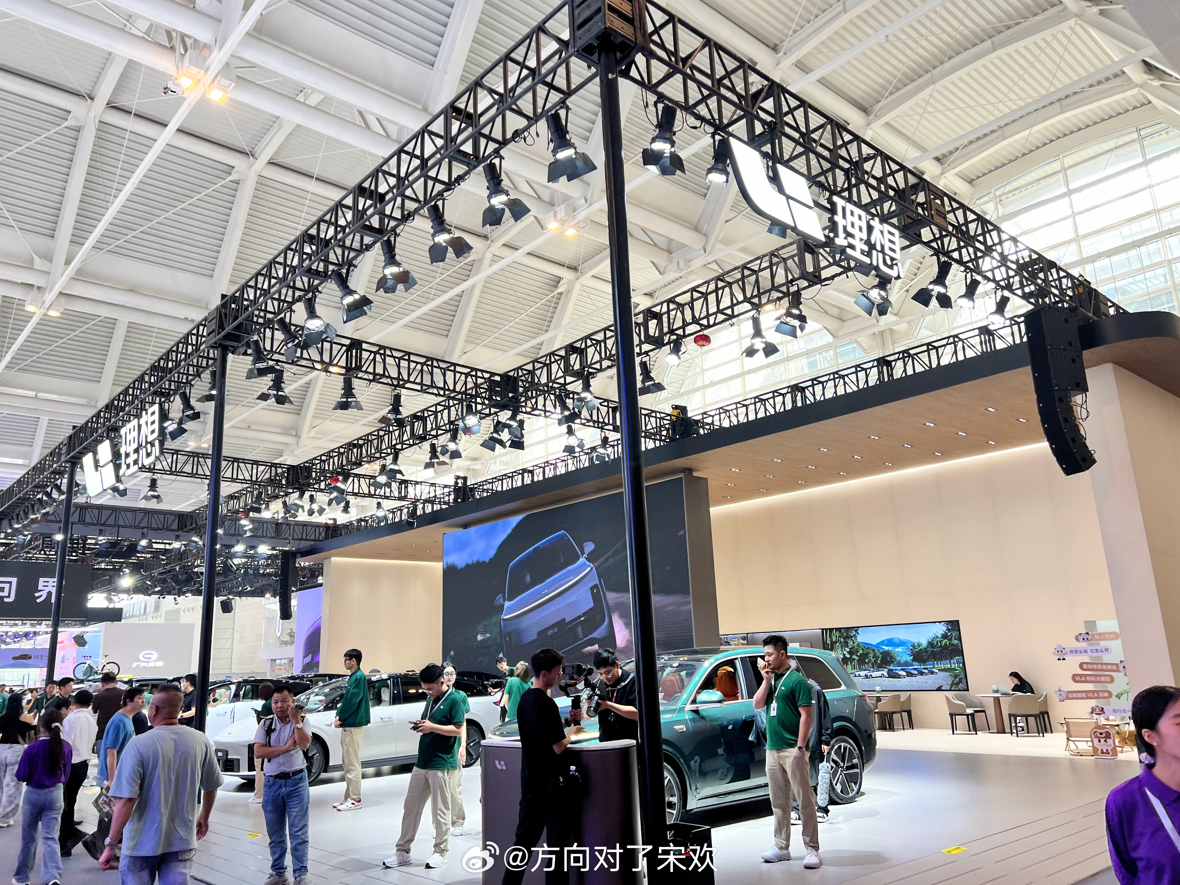 继续逛2025天津国际车展，路过理想汽车展台，明显看出目前理想汽车在主推理想i6