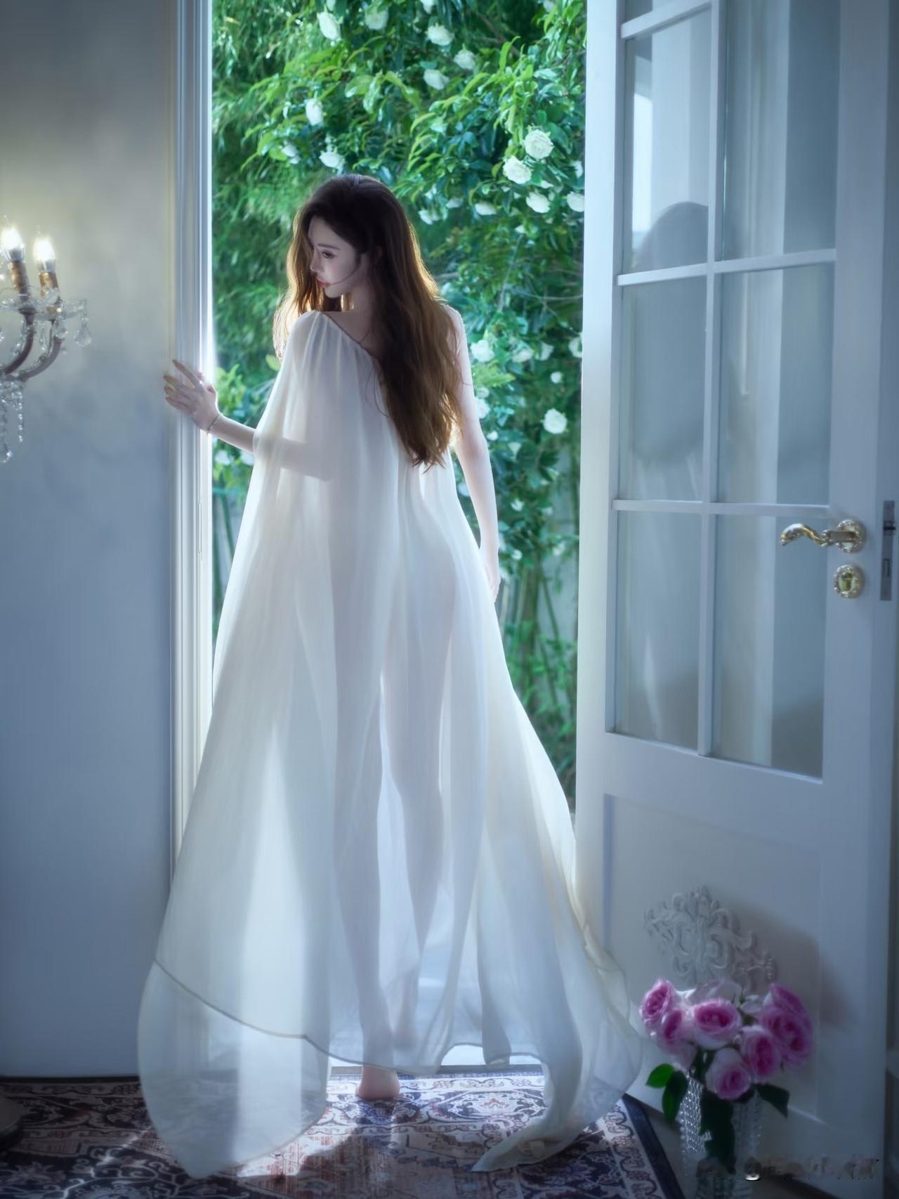 风轻柔飘过把白裙吹成了半透明的云也把窗外的花香轻轻送进了房间里分享一张你