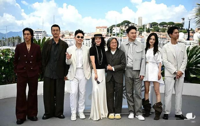 终于知道章子怡为什么叫国际章了，她真的好松弛，她的美，不是那种单纯的五官美，是由