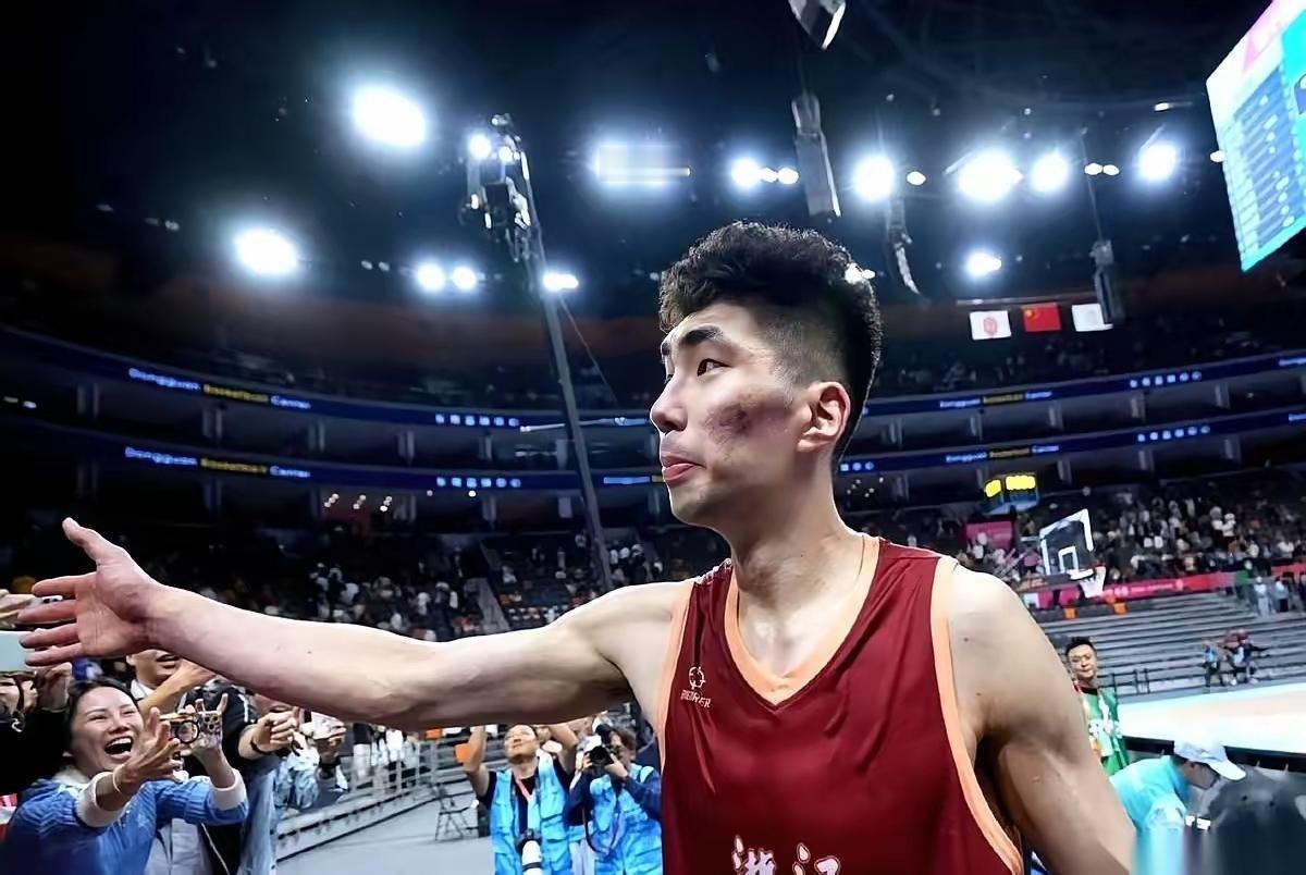 一场比赛，18分7篮板，直接把对面的欧冠级内线给干懵了。连西班牙解说都喊：“这