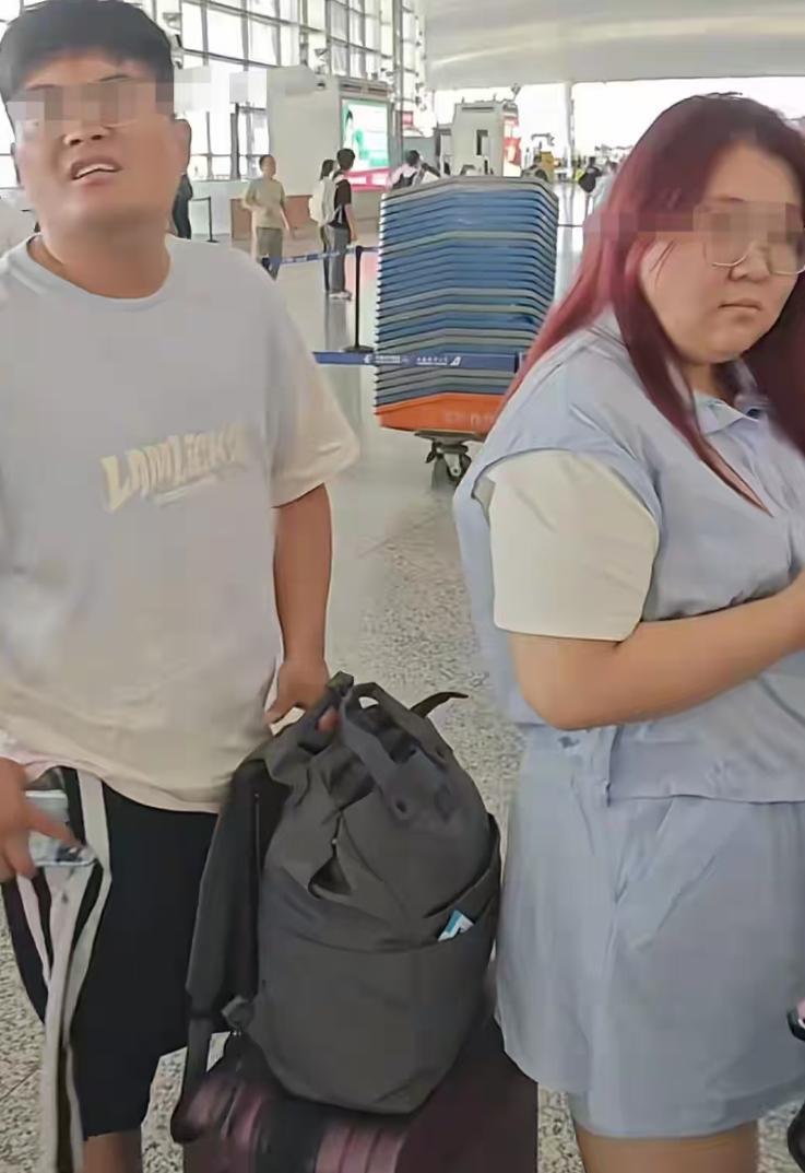 南京机场插队打人一家太嚣张！赔了钱还嘴硬，真把规则当摆设？人家好好守规矩的在