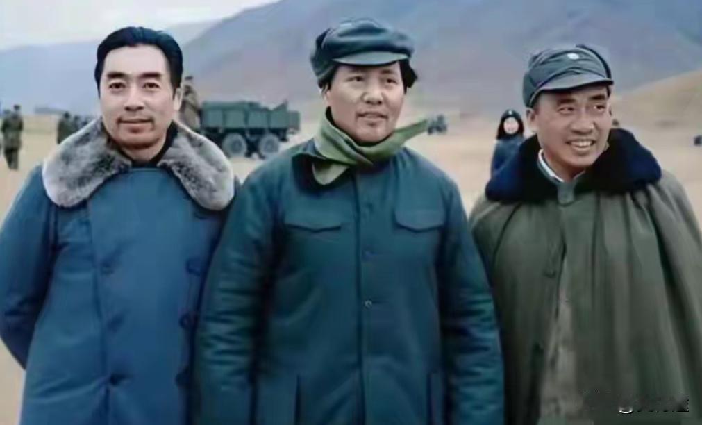 1946年冬，三位伟人在延安留影，毛主席位于中间位置，最强组合展现在世人面前。