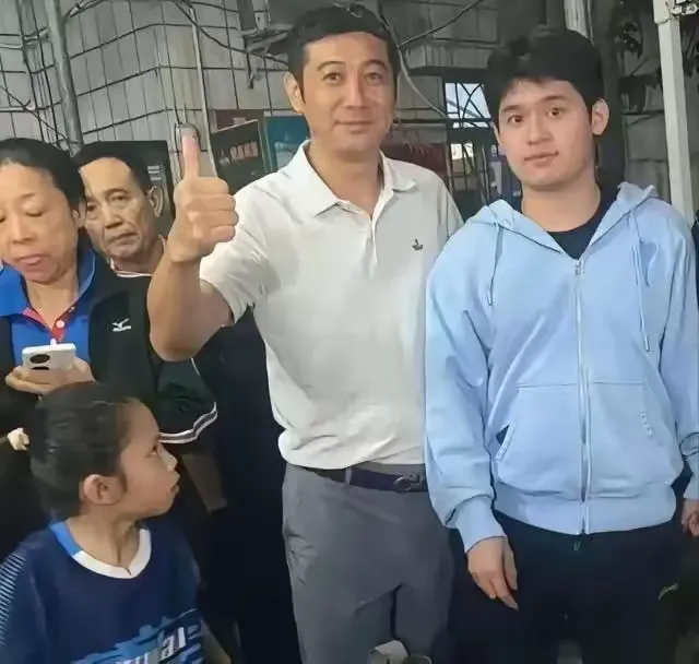 林诗栋的父亲林琼志真帅，他是一个基层公务员，是林诗栋在乒乓球上的托举人，陪林诗栋打了十几年球，小石头
