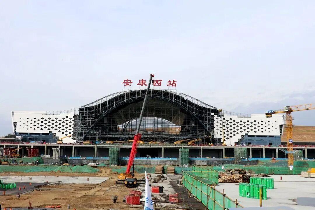 近日，西渝高铁西康段安康西站正式挂牌亮相，标志着这座承载陕南交通升级使命的高铁站