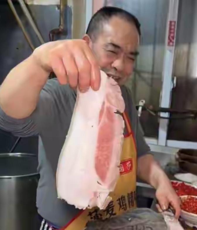回锅肉都吃不起了！四川成都，某饭店明码标价，3片回锅肉竟然要卖105元，不少人纷