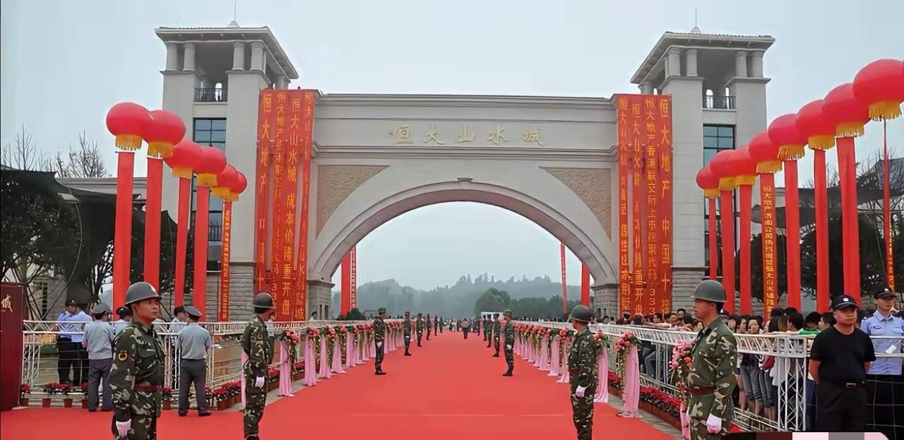 巅峰恒大的疯狂，真的超出所有人想象，只盖一座楼盘大门，就能玩出惊天排场。当